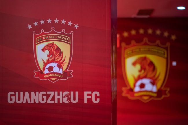 在郊外一家信店打工的“我”，与“我”同住一屋的静雄，和“我”的同事佐知子。来往间，佐知子与“我”渐生暗昧，静雄对佐知子亦暗生情素……互为伴侣和情人的三个年青人，和一段带着夏季燥动的肆意芳华。